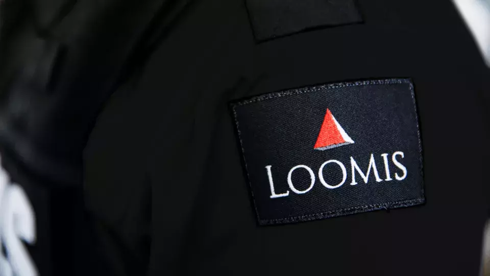 Close up of Loomis logo on shirt